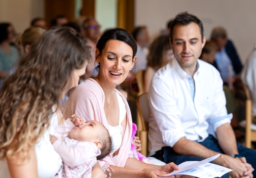 Familie mit Taufkind während der Tauffeier